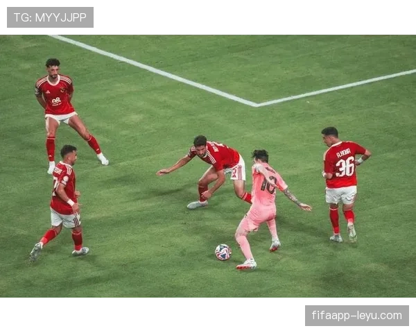 足球场上的高光时刻：精彩进球与神勇扑救点燃赛场