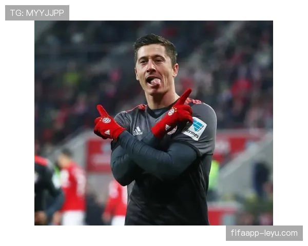 莱万多夫斯基关注意甲动态，转会传闻引发球迷热议