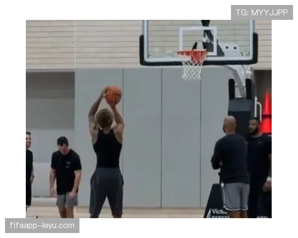 索汉无球跑动制造错位，提升马刺锋线防守压迫性