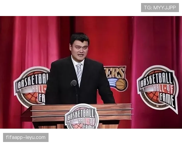 姚明退役后住上海老洋房，早餐吃三明治配手冲咖啡，球迷蹲门口只为看他遛狗