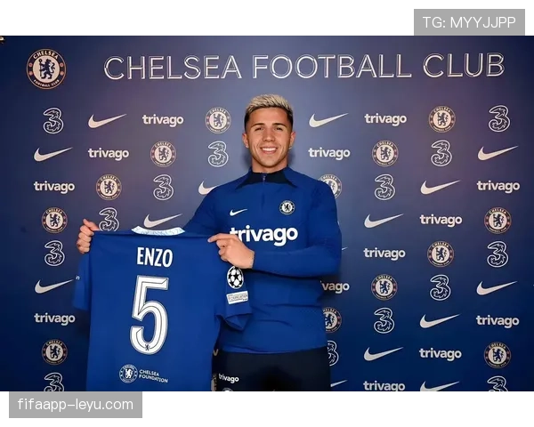 恩佐·费尔南德斯拎着名牌袋子走过，手里那杯咖啡都能顶我半个月工资