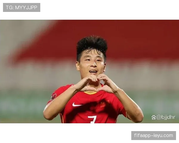 武磊路人照像邻家大哥，背后那块名表一下子把画风拉回豪门圈子